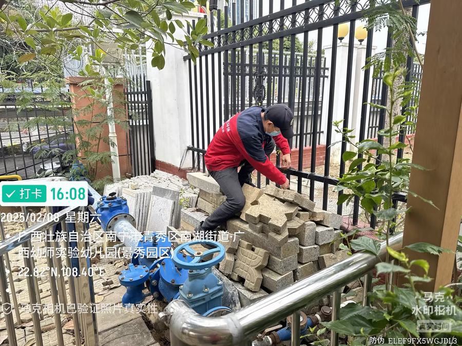 小区园林防蛇作业